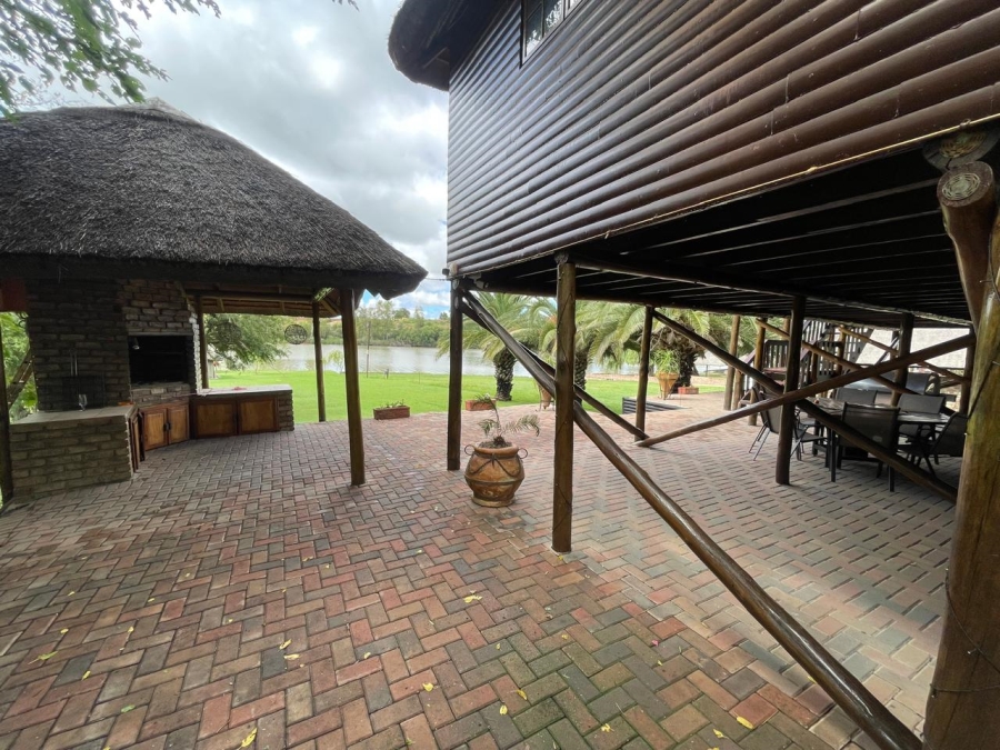 6 Bedroom Property for Sale in Christiana North West